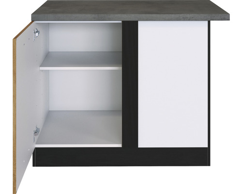 Kuchyňská spodní skříňka s otevřenými dvířky a dvěma policemi