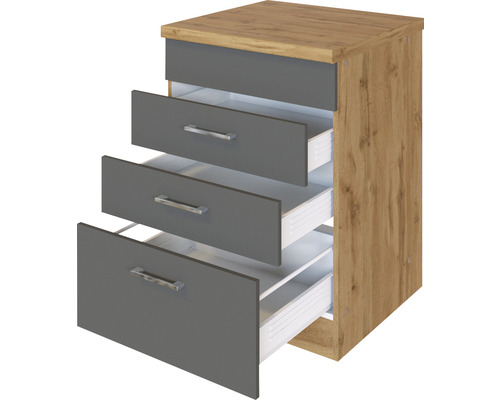 Komoda se třemi částečně otevřenými zásuvkami