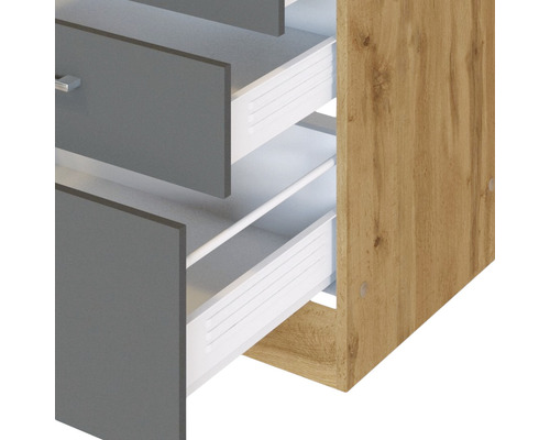 Skříň se šedými zásuvkami a strukturou dřeva