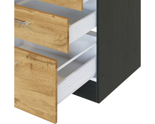 Skříň se zásuvkami v designu dřeva a otevřeným výsuvem