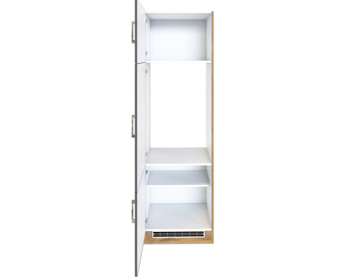 Otevřená vysoká skříň s policemi