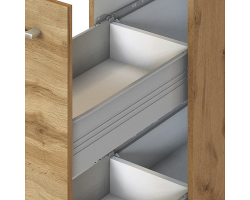 Skříň s několika zásuvkami ve vzhledu dřeva