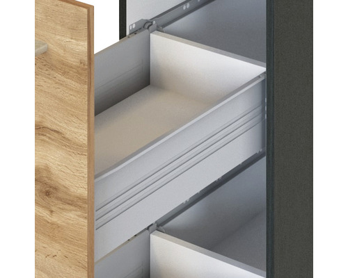 Detailní záběr skříní s vnitřními výsuvnými prvky pro nábytek.