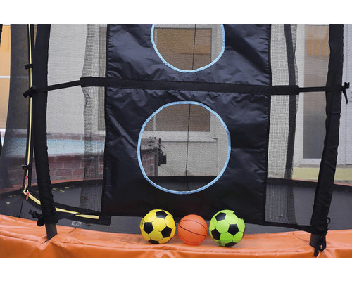 Trampolína s brankovou stěnou a míči