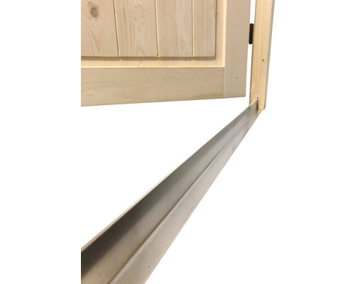 Detailní záběr dřevěných dveří s kovovým podlahovým profilem