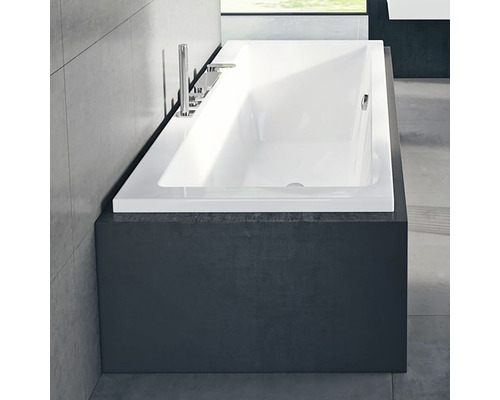 Vestavěná vana s armaturami a obdélníkovým tvarem v koupelně