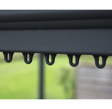Detailní záběr pojezdové lišty pro upevnění markýz