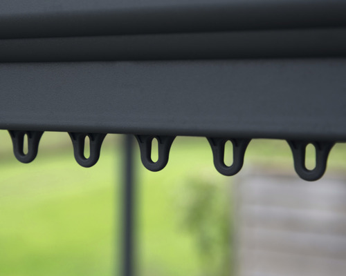 Detailní záběr pojezdové lišty pro upevnění markýz