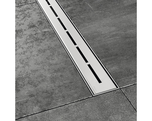 Nerezový sprchový žlab s podélnými štěrbinami v koupelně