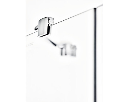 Detailní pohled na upevnění sprchového koutu z kovu