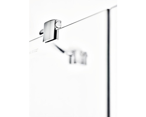 Detailní záběr držáku pro upevnění sprchové stěny.
