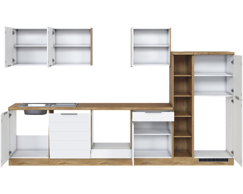 Kuchyňská linka s dřezem, skříňkami a policemi pro vybavení kuchyně