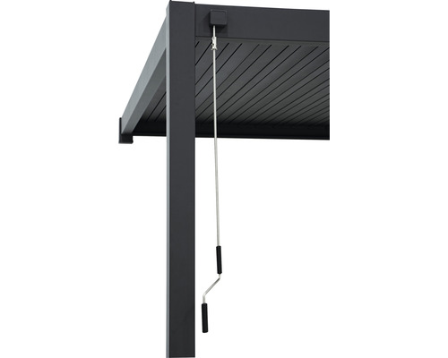 Detailní pohled na lamelovou pergolu s klikovým mechanismem