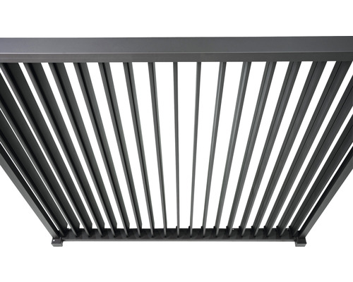 Detailní pohled na pergolu s lamelovou střechou