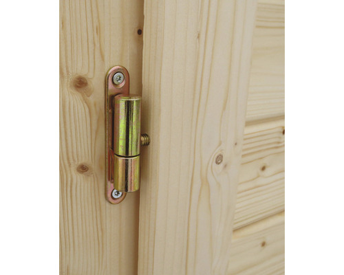 Detailní pohled na závěs na dřevěných dveřích
