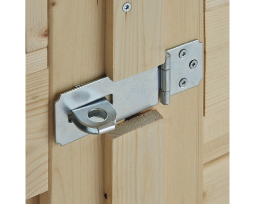 Kovový závora na dřevěné budově