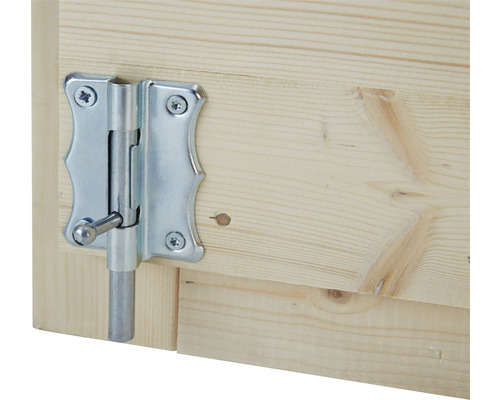 Kovová závora na dřevěných dveřích