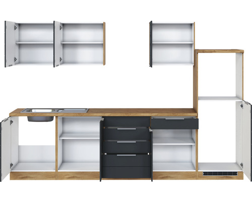 Kuchyňská linka s dřezem, zásuvkami a otevřenými skříňkami.