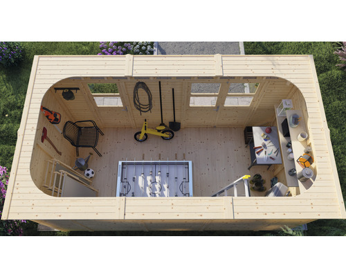Pohled shora na dřevěný zahradní domek s okny, policemi, stolním fotbalem, nářadím, dětskými hračkami a zahradním náčiním.