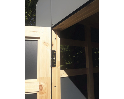 Detailní pohled na zahradní domek s dřevěnými dveřmi a zámkem