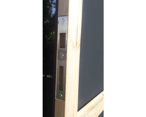 Detailní pohled na namontovanou zárubňovou desku na dřevěném rámu