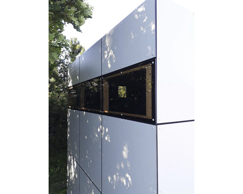 Vnější pohled na zahradní domek s okny a obkladem fasády