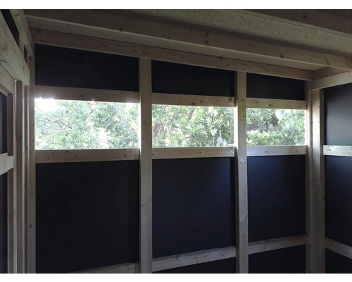 Interiér dřevěného domu s okny a dřevěným rámem