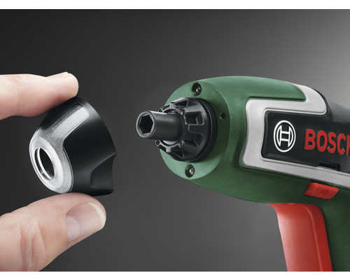 Logo společnosti Bosch. Detailní záběr akumulátorového šroubováku s nástavcem