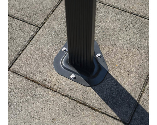 Detail záběru ukotvení altánu k zemi