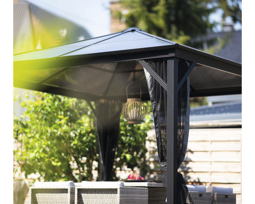 Pavilon se závěsy a dekorací v zahradě