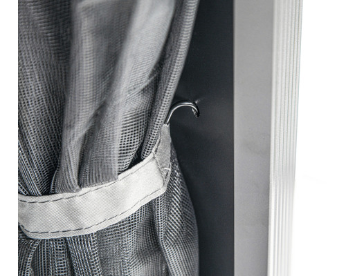 Detailní záběr moskytiéry se systémem zavěšení