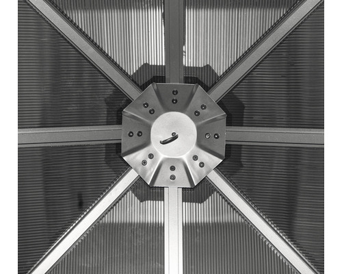 Detailní pohled na konstrukci altánu s kovovými prvky a deskami