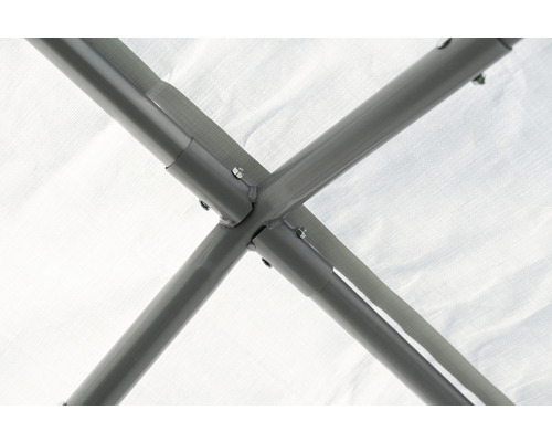 Detail kovových trubkových spojů pavilonu