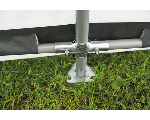 Detail upevnění altánu s ocelovou trubkou a upevněním k zemi na trávníku