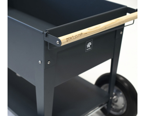 Zvýšený záhon s dřevěnou rukojetí