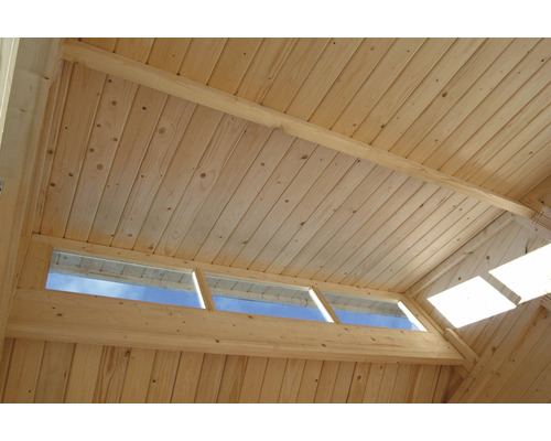 Dřevěný strop s oknem pro denní světlo