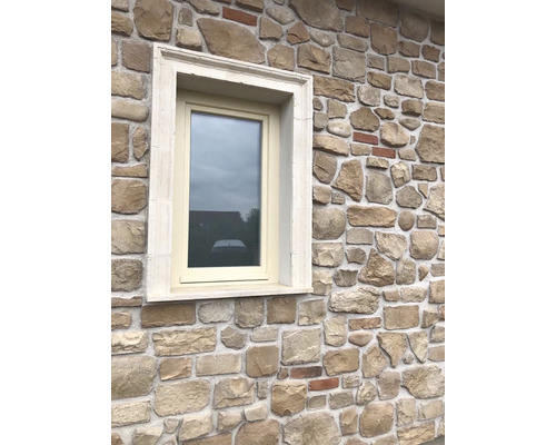 Fasáda s oknem a obkladem z přírodního kamene