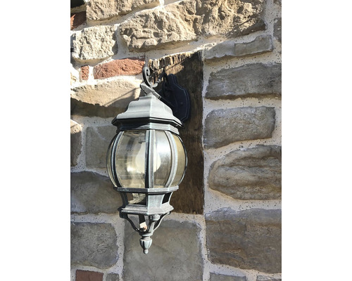Venkovní nástěnné svítidlo na kamenné zdi