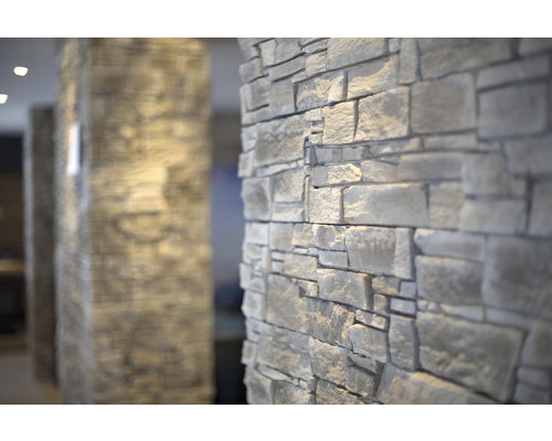 Detailní záběr obkladu stěny s kamenným vzhledem v interiéru