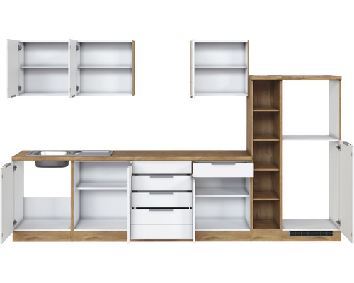 Kuchyňská linka s dřezem, zásuvkami a otevřenými skříňkami