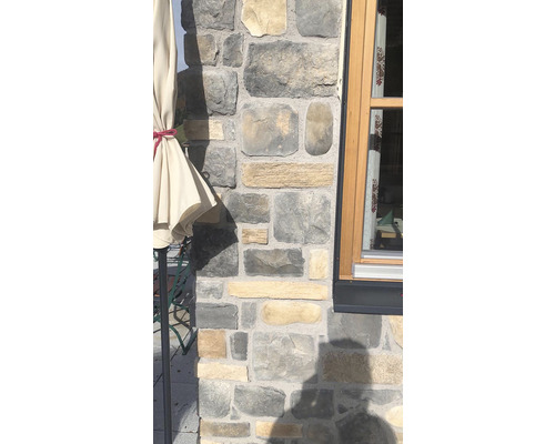 Zdivo z přírodního kamene a dřevěné okno