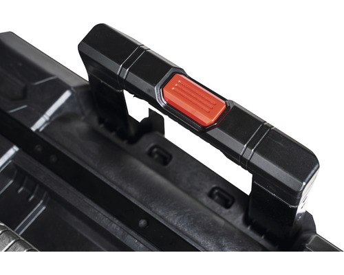 Detail rukojeti kufříku na nářadí s červeným tlačítkem