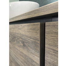 Detailní záběr skříňky pod umyvadlo s dřevěným vzhledem