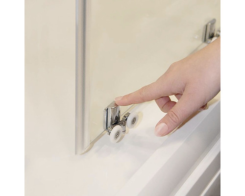 Detail sprchového koutu s válečkovým vedením a rukou