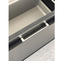 Zásuvka se stříbrnou rukojetí