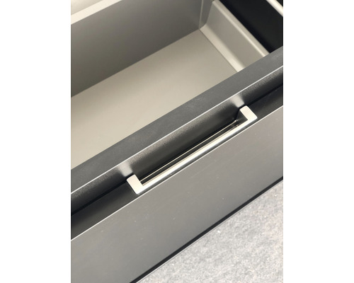 Zásuvka se stříbrnou rukojetí