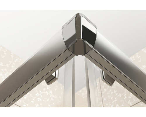 Detailní pohled na sprchový kout s rohovým spojem a průhlednými skly