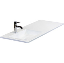 Umývací deska se zapuštěným umyvadlem a baterií