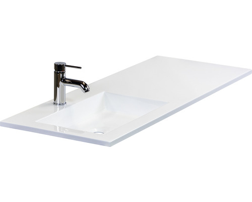 Umývací deska se zapuštěným umyvadlem a baterií