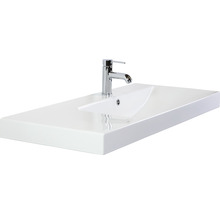 Bílé keramické umyvadlo s chromovanou baterií